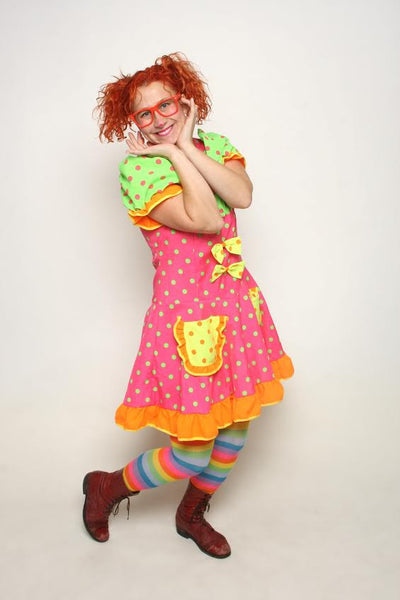 Anniversaire Enfant Clown Jouant Avec Des Enfants. Kid Portant Un Chapeau  De Fête Tient Les Ballons L'anniversaire Le Plus Heureux. Les Gens Du  Groupe Posent Pour La Caméra Sur Fond Blanc. Vacances