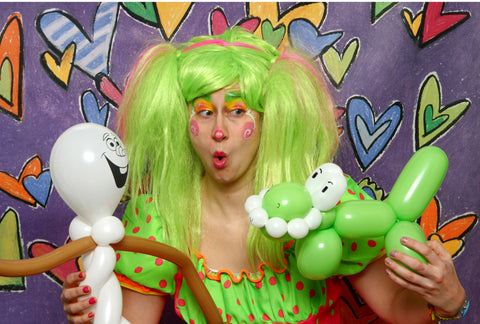 Anniversaire Enfant Clown Jouant Avec Des Enfants. Kid Portant Un Chapeau  De Fête Tient Les Ballons L'anniversaire Le Plus Heureux. Les Gens Du  Groupe Posent Pour La Caméra Sur Fond Blanc. Vacances